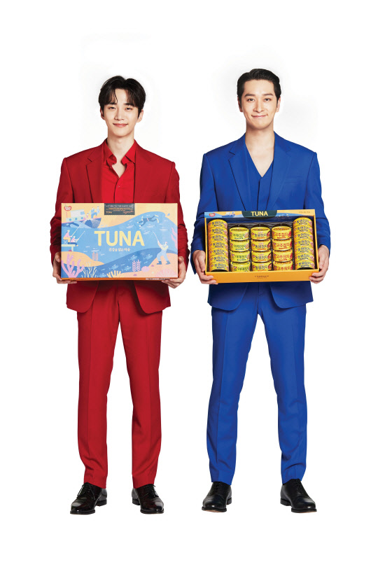 동원F&B 설 선물세트 모델인 2PM의 준호, 찬성. <동원F&B 제공>